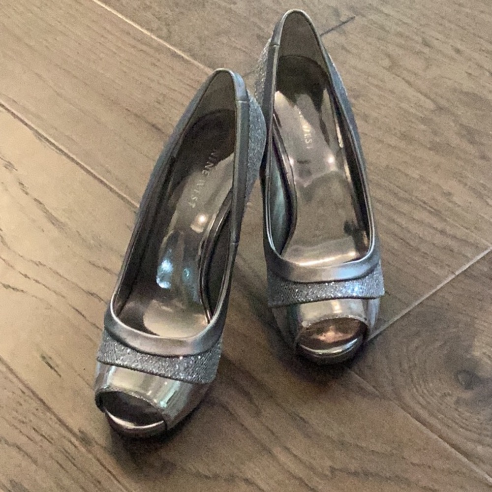 Nine West dress shoes. 6.5medium. Silver.